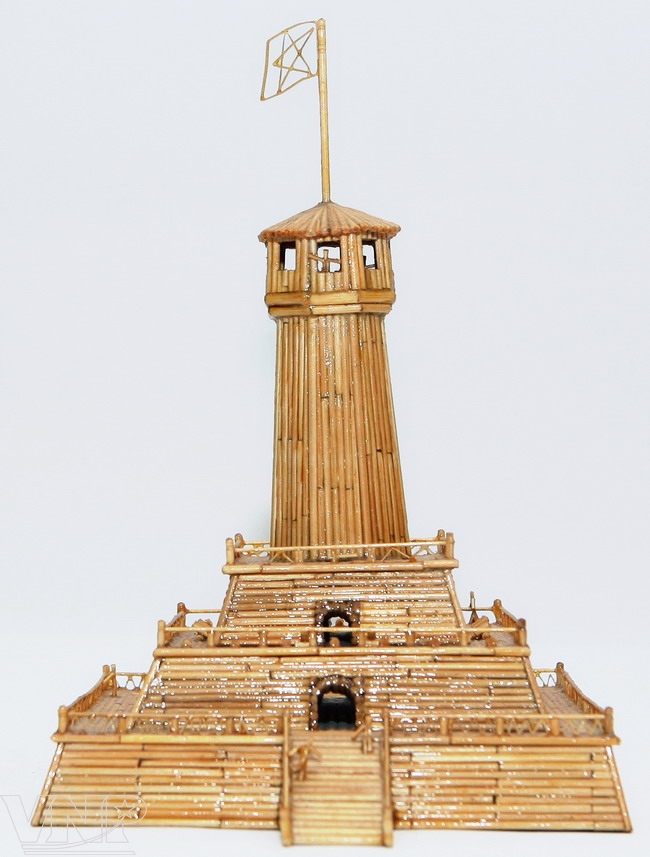 Mô hình thu nhỏ cột cờ Hà Nội bằng đồng mạ vàng