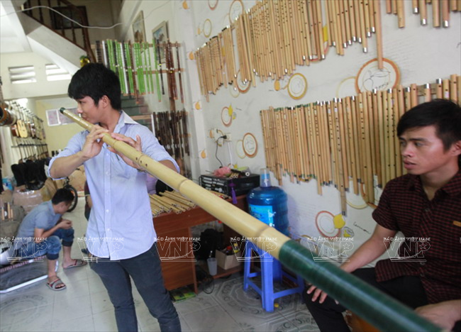 Mão mèo với niềm đam mê sáo trúc