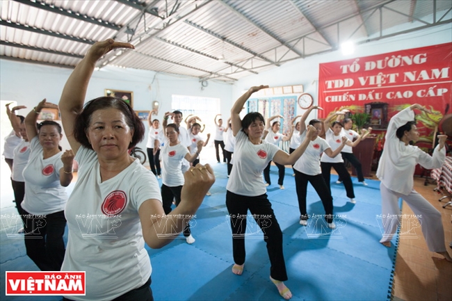 Những lưu ý nào cần đặc biệt khi thực hiện khí công chữa đau đầu gối?
