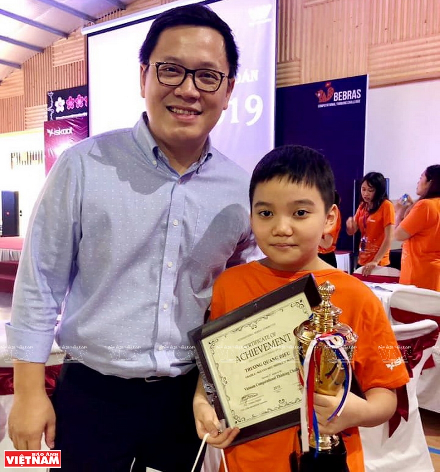 Dr. Le Anh Vinh with his student, Truong Quang Dieu, who won a gold medal at the Bebras Computational Thinking Challenge 2019.