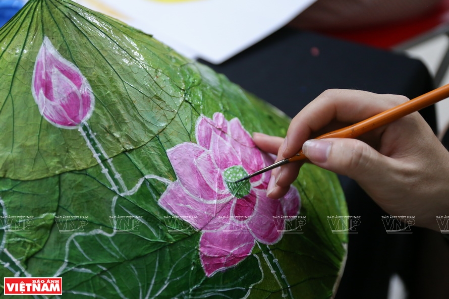 Nghệ thuật vẽ trên lá sen đầy tinh tế và độc đáo, khiến cho bức tranh với nét vẽ tinh xảo sẽ khiến bạn khâm phục. Hãy ngắm kho báu nghệ thuật này để khám phá bí mật độc đáo của văn hóa và nghệ thuật Việt Nam.