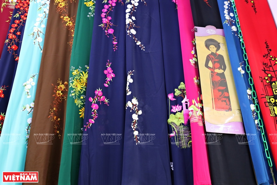 80-year-old continues to sew ao dai