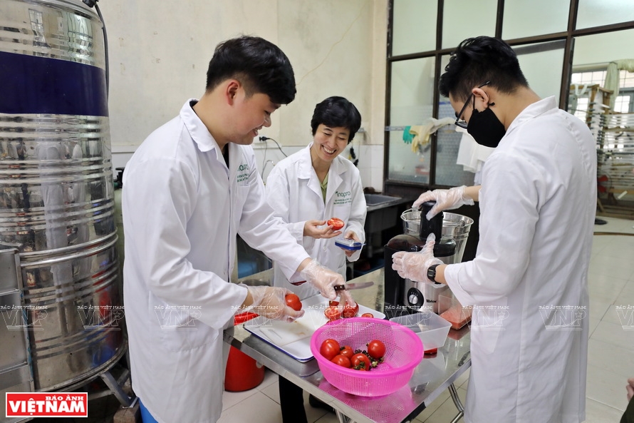 PGS.TS. Nguyễn Minh Tân (Viện trưởng Viện Nghiên cứu và Phát triển ứng dụng các hợp chất thiên nhiên, Đại học Bách khoa Hà Nội) cùng các cộng sự làm việc tại phòng thí nghiệm. (Ảnh: imagevietnam.vnanet.vn)