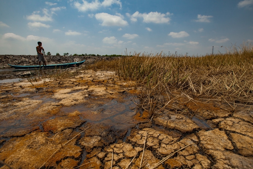Пересыхающие реки называют. Засуха реки Меконг. Пересохшая река. Высохшие реки и озера. Засоление вод.
