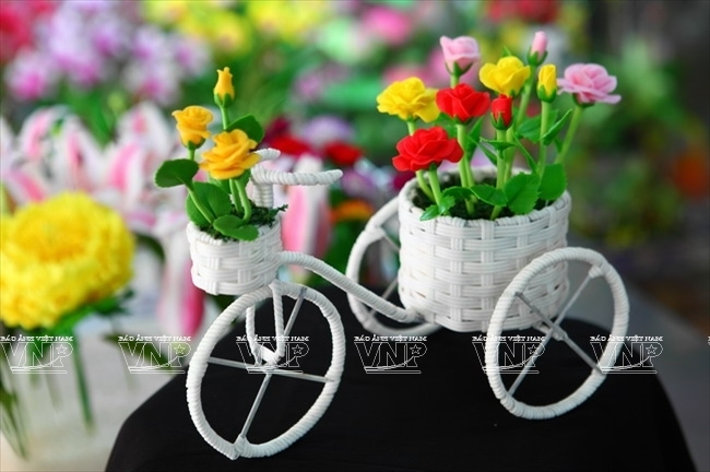 Hermosas flores de arcilla