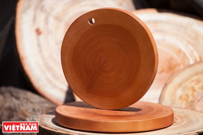 すりこぎ棒とまな板作りのフーロン工芸村