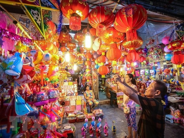 Lantern crafting village busy before Mid-Autumn Festival