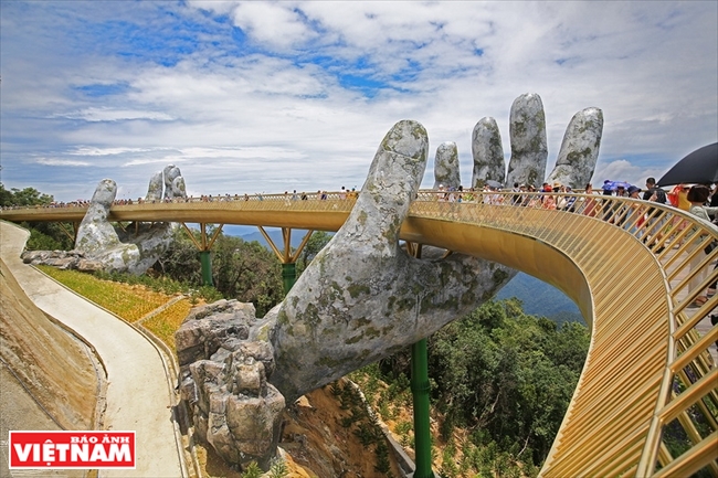 Único puente dorado en Da Nang