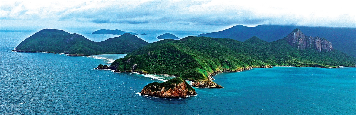 Gian Thanh Son, un photojournaliste connu pour ses clichés aériens des îles et des mers du Vietnam
