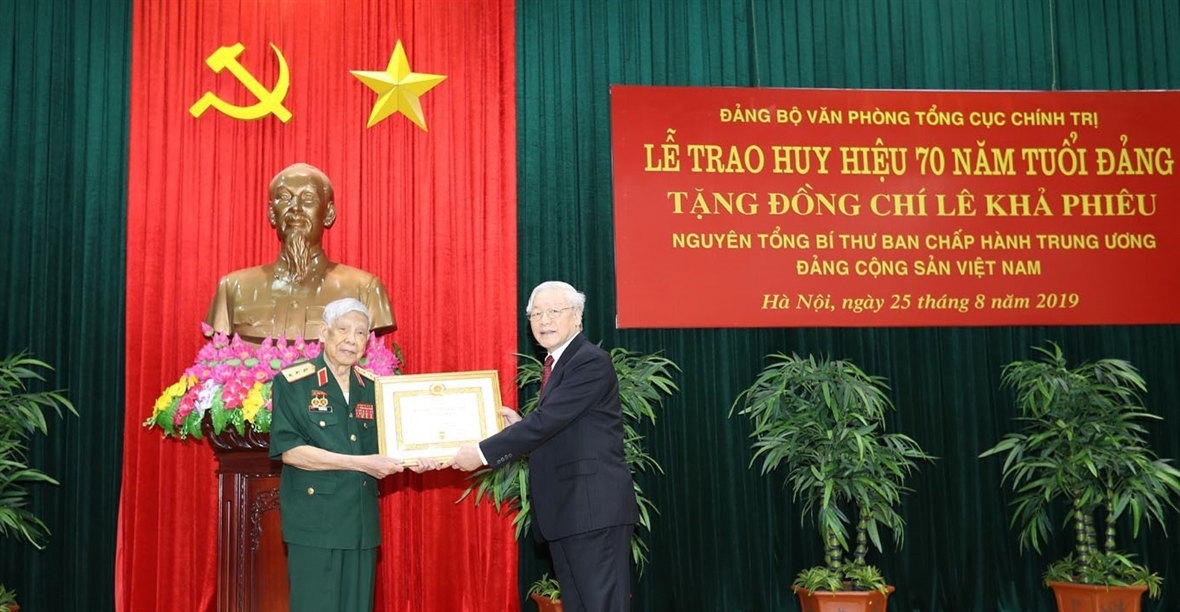 Tổng Bí thư, Chủ tịch nước Nguyễn Phú Trọng trao Huy hiệu ...