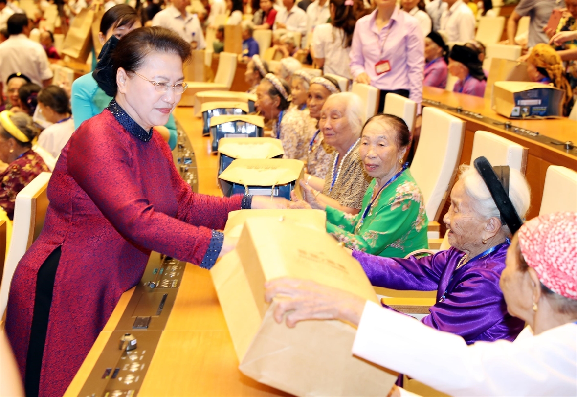 Chủ tịch Quốc hội Nguyễn Thị Kim Ngân gặp mặt 300 Bà Mẹ ...